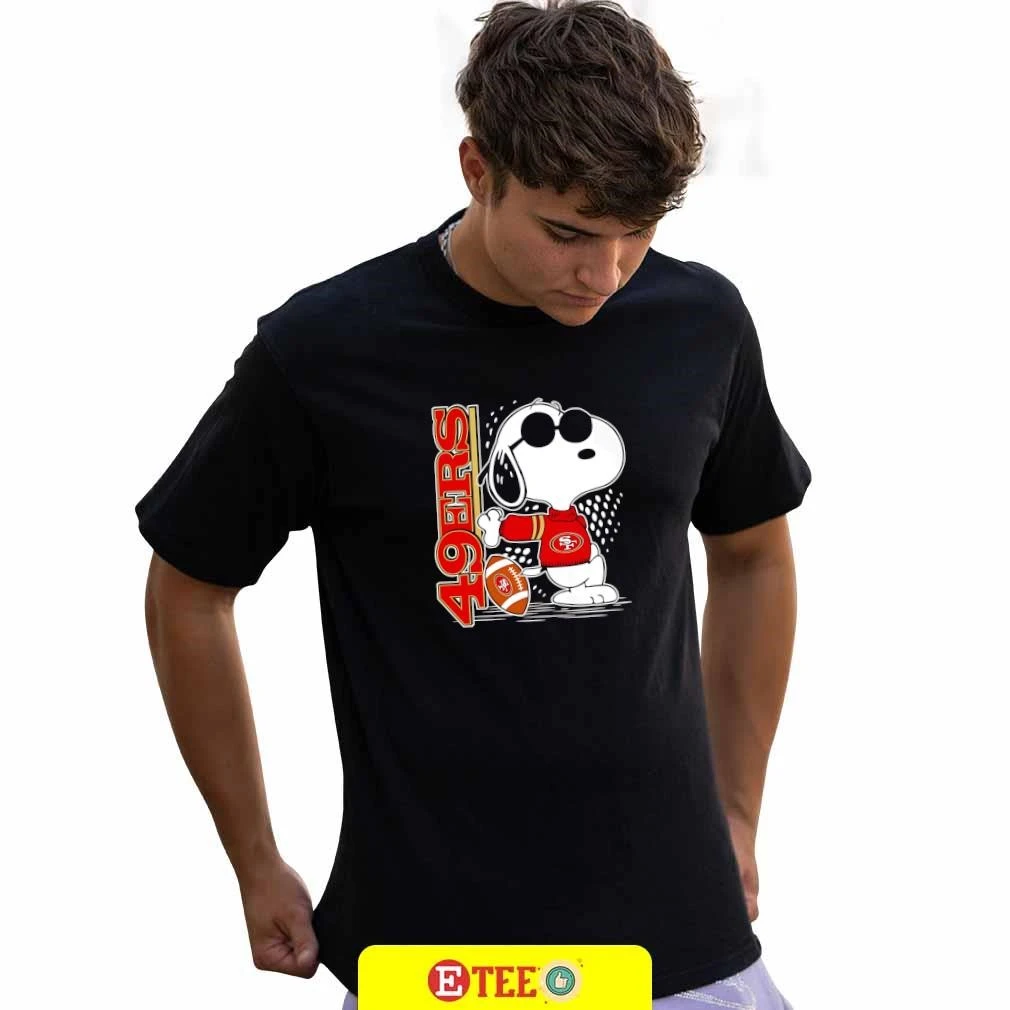 トップス BOOTLEGGERS SNOOPY SAN FRANCISCO t-shirt Snoopy x San Francisco 49ers football shirt, tee, hoodie